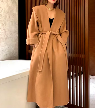 Stylish camel cashmere wool coat with a belted waist and large lapel, showcasing its elegant double-sided design. Camel Max Mara Style Belted