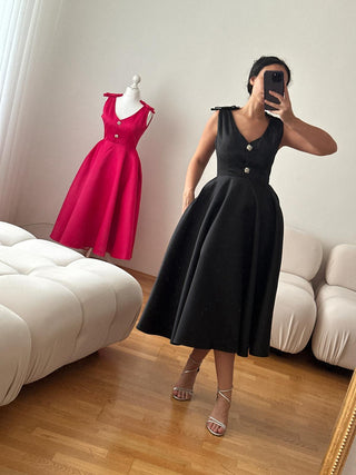 Black elegant midi cocktail dress adorned with crystal stones, featuring a chic and sophisticated design, perfect for formal events, cocktail parties, and special occasions. Cielie Vienna Fashion Brand Rent Gown Prom Gown Vienna Austria Ball Gown Rental Store Shop