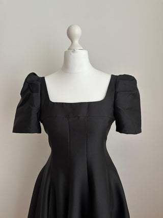 Vintage style Dior-inspired elegant black cocktail dress, midi A-line flared gown, Cielie Vienna designer fashion, perfect for rentals, balls, and shopping in Vienna.