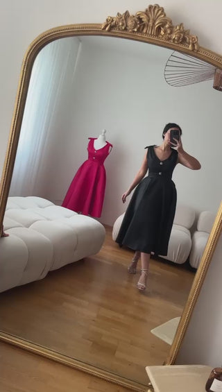 Black elegant midi cocktail dress adorned with crystal stones, featuring a chic and sophisticated design, perfect for formal events, cocktail parties, and special occasions. Cielie Vienna Fashion Brand Rent Gown Prom Gown Vienna Austria Ball Gown Rental Store Shop 